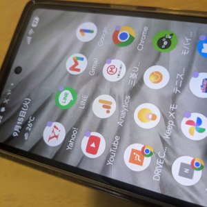 Google Pixelのアプリ画面でYahoo!やYouTubeなどのアイコンに紫色の通知ドットが表示されている様子