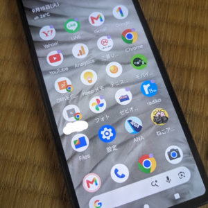 Google PixelのAndroidホーム画面にGmailやChromeなどのアプリが表示されている様子