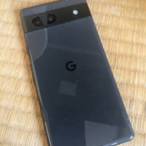 Androidを搭載するGoogle Pixelスマートフォンの背面とデュアルカメラ