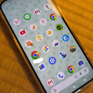 Google Pixelのホーム画面にChromeやGmailなどAndroidアプリのアイコンが表示されている様子