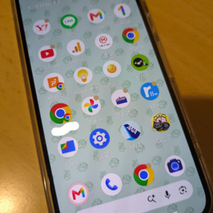 Google Pixelのホーム画面にLINEやGmail、Chrome、YouTube、Googleフォト、設定などのアプリアイコンが並んでいる様子